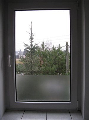 Matowa folia na okno łazienkowe