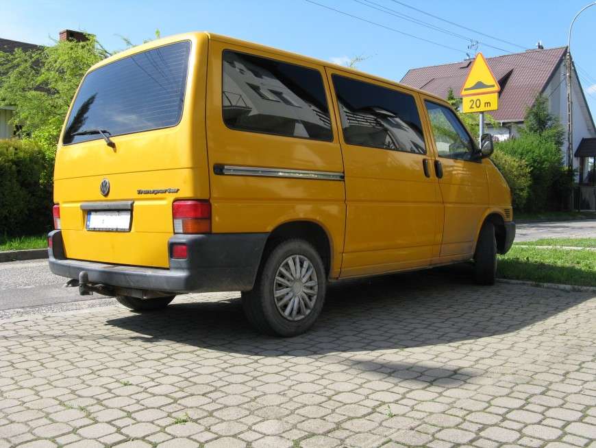 żółte auto